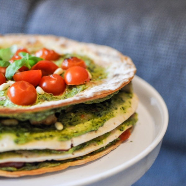 Italiaanse wraptaart met kip, tomaatjes en groene pesto